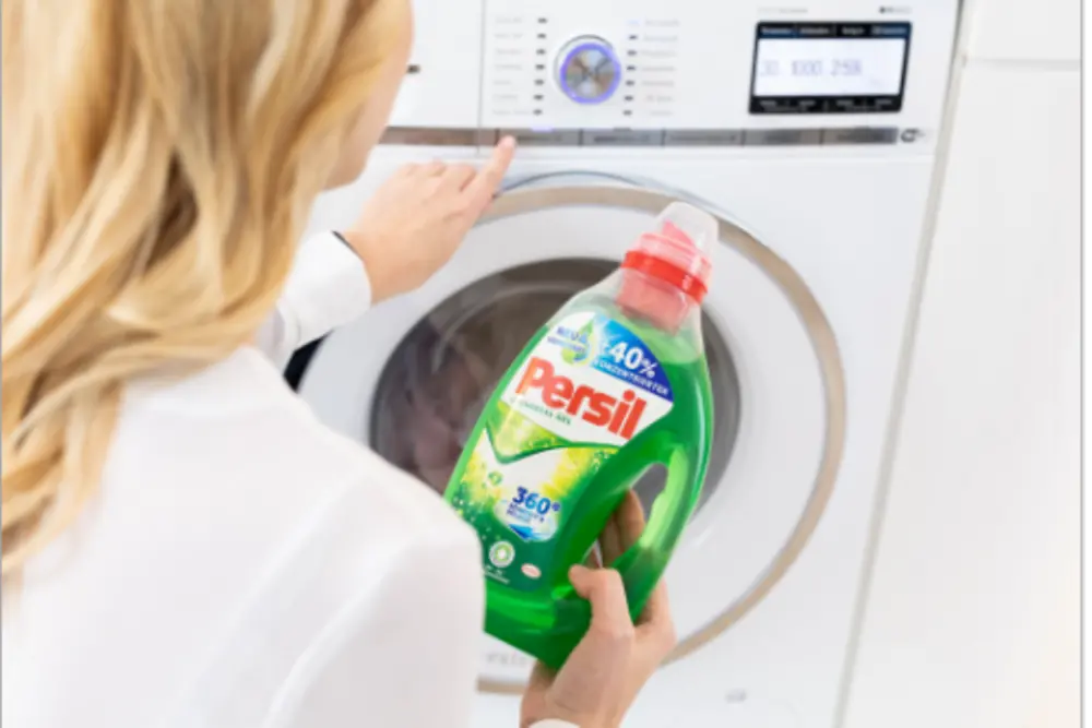 سيدة تمسك بمنتج Persil في يديها.